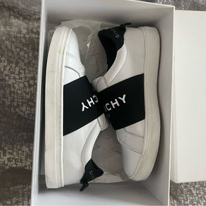 Authentic Givenchy kids sz 34 pre-owned